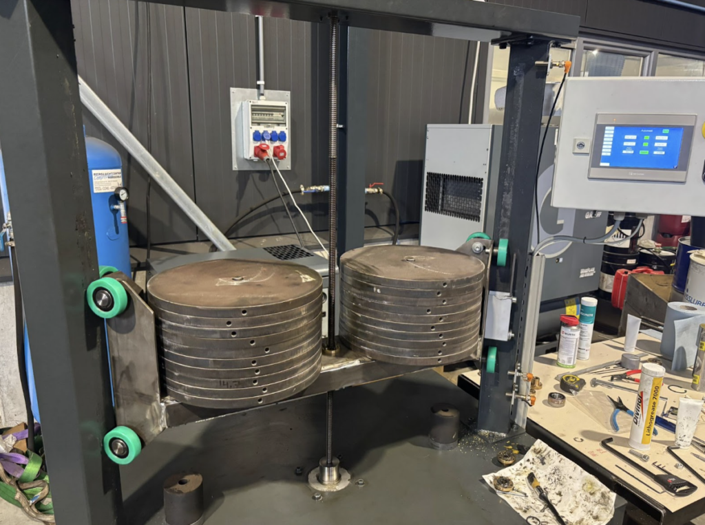 Duurtest van flensmoeren op eigen testmachine
